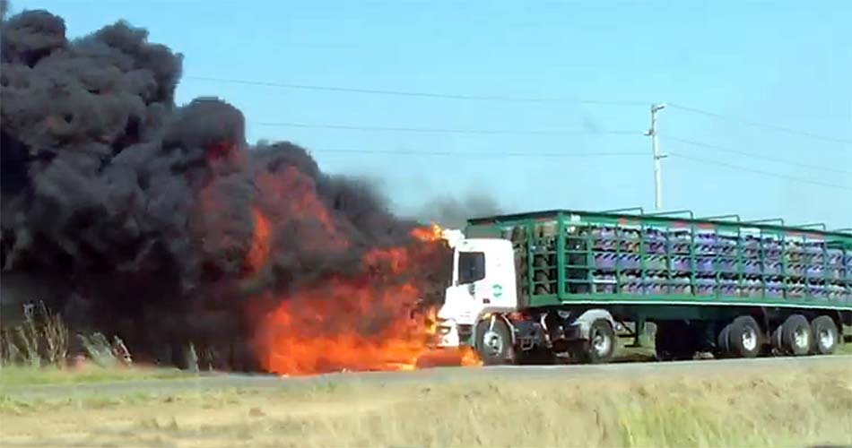 Explota una bombona de camping gas en un camión