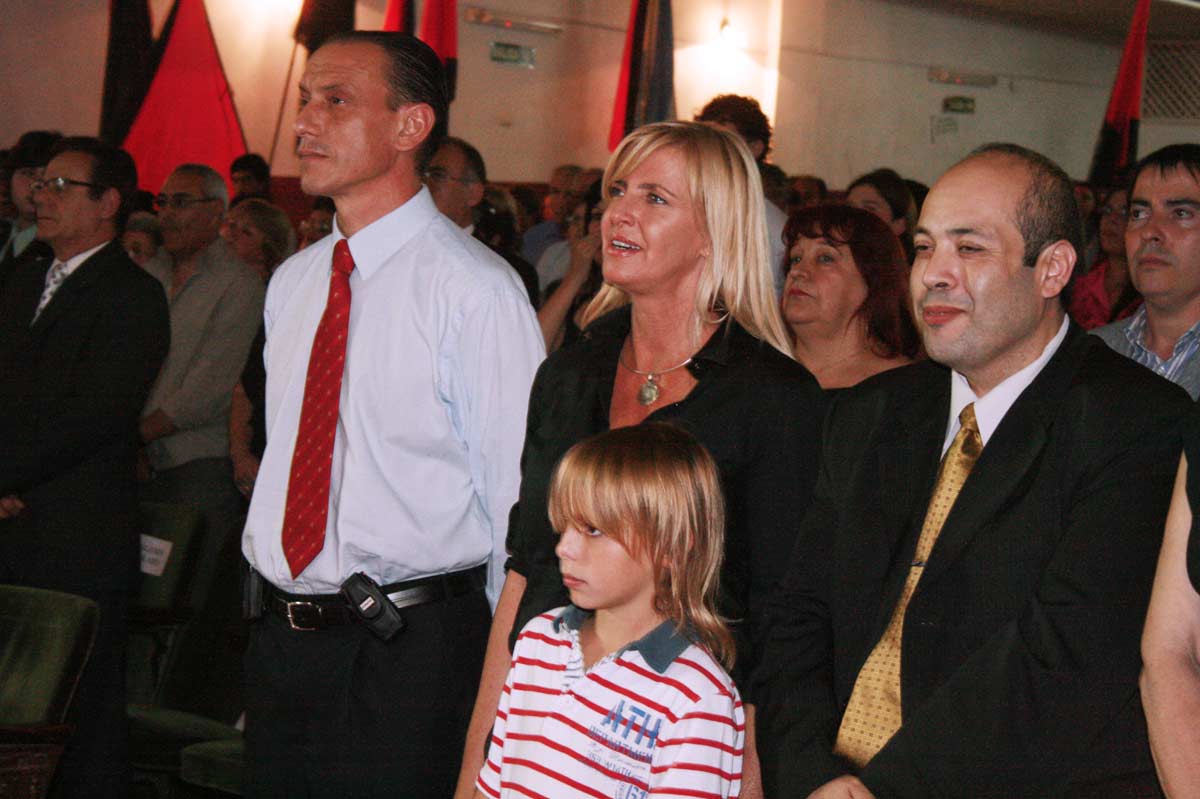 Kuri junto a Marisa Fassi y Gustavo Arrieta en diciembre de 2009. Archivo InfoCañuelas.