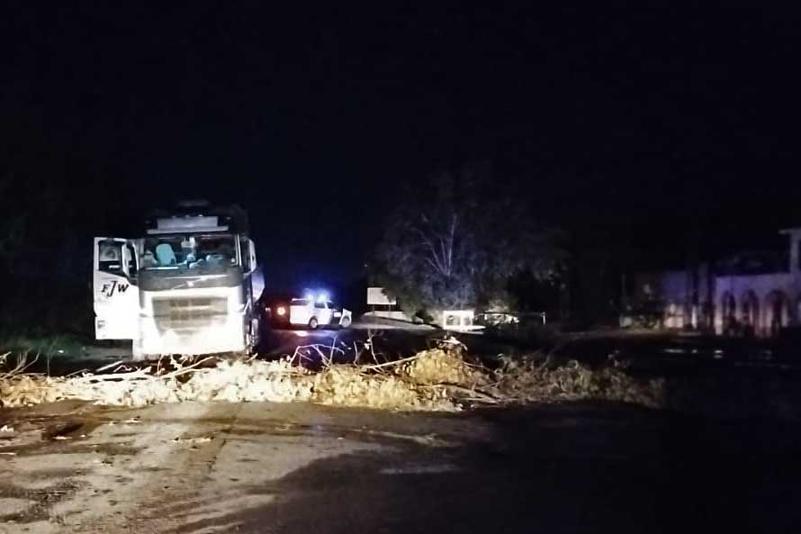Tránsito de camiones interrumpido en Villa Adriana.