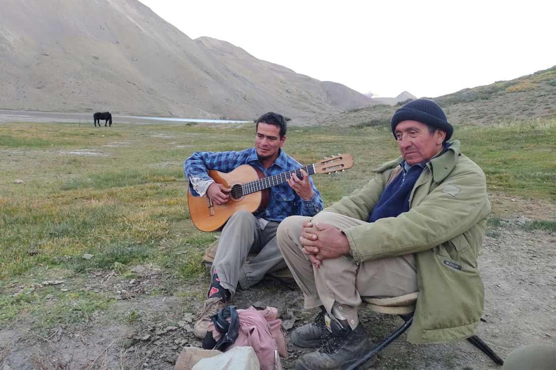 Los baqueanos animando al grupo.