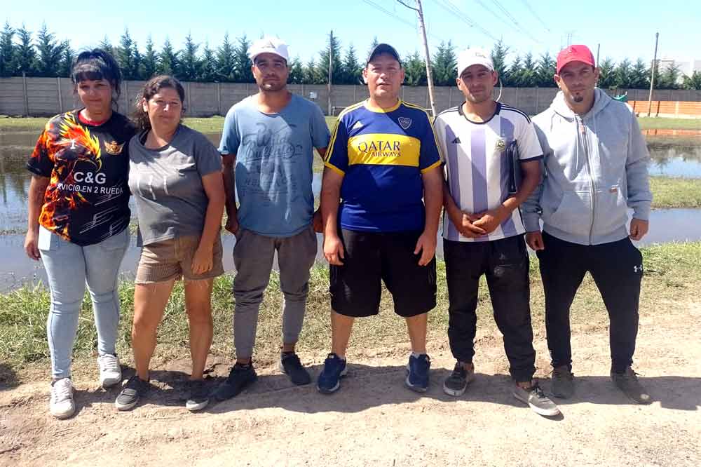 Juan Guardia (con la camiseta de Boca) y Marcelo López junto al resto de los colaboradores.