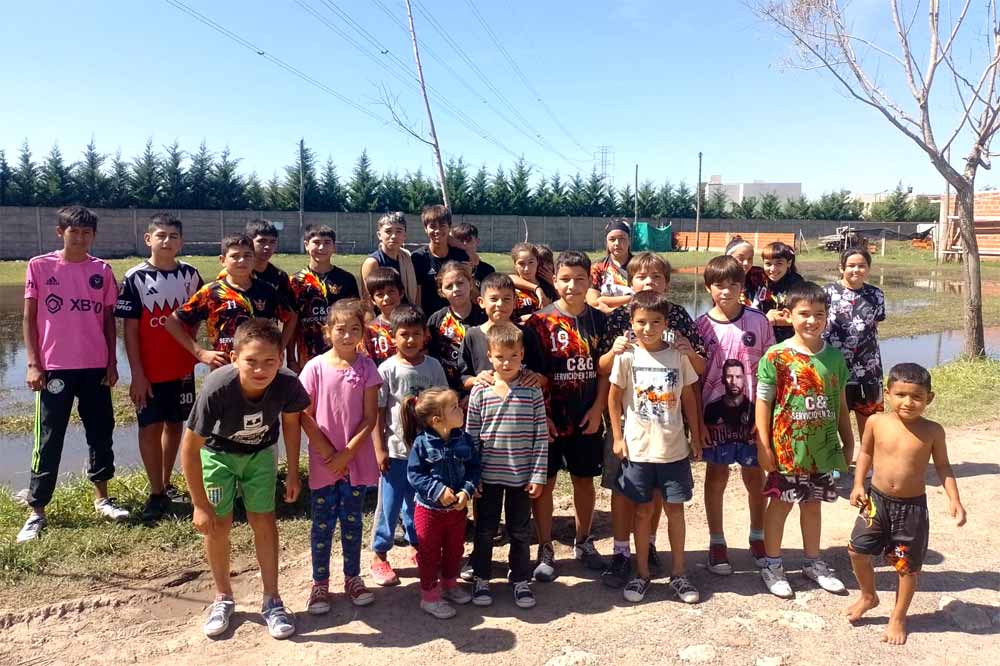 Algunos de los chicos que se sumaron al flamante club de barrio.