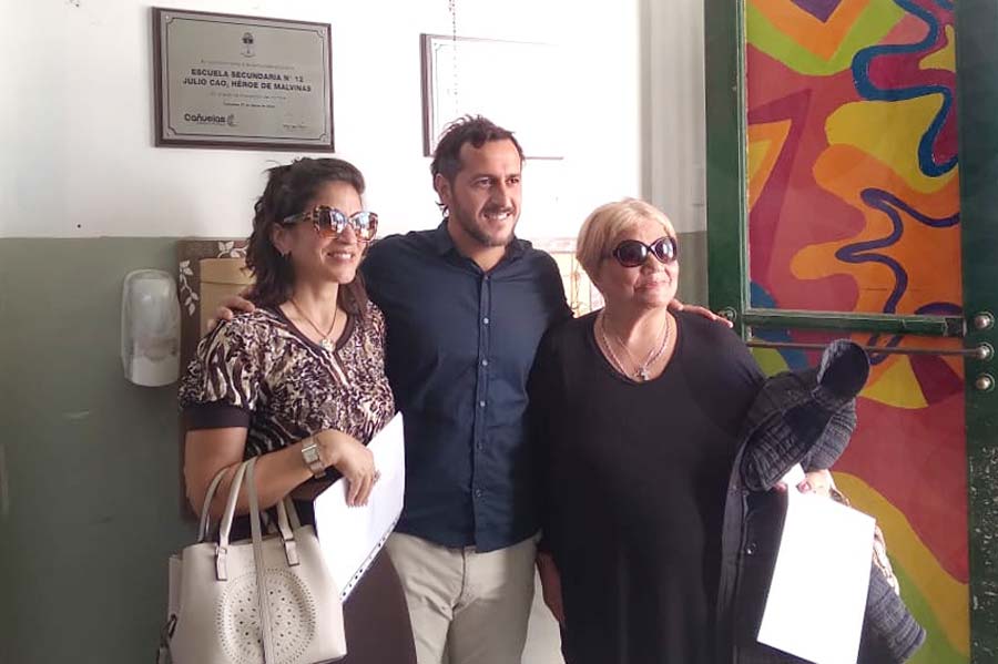 Familiares de Julio junto al docente Matías Arrieta.