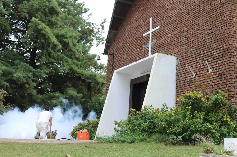 Fumigación en el predio de la capilla Santa Ana, Gobernador Udaondo.
