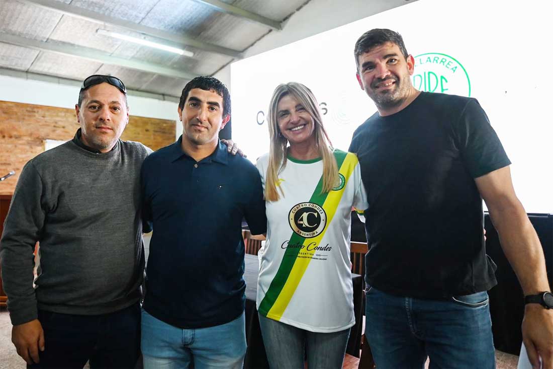 Marisa Fassi en el acto junto a Mauricio Senas y los dirigentes del Cañueals FC y Club Juventud.