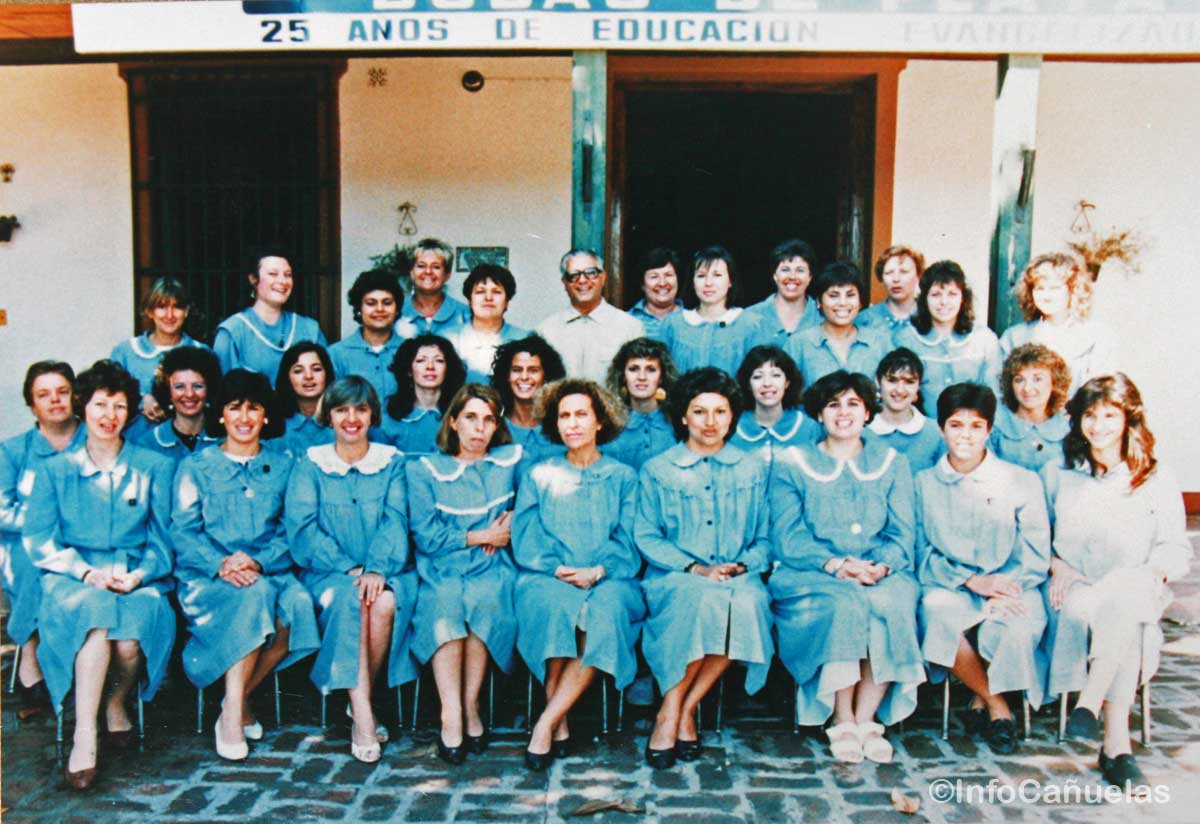 Equipo docente en 1989, durante los festejos del 25 aniversario. Archivo InfoCañuelas.
