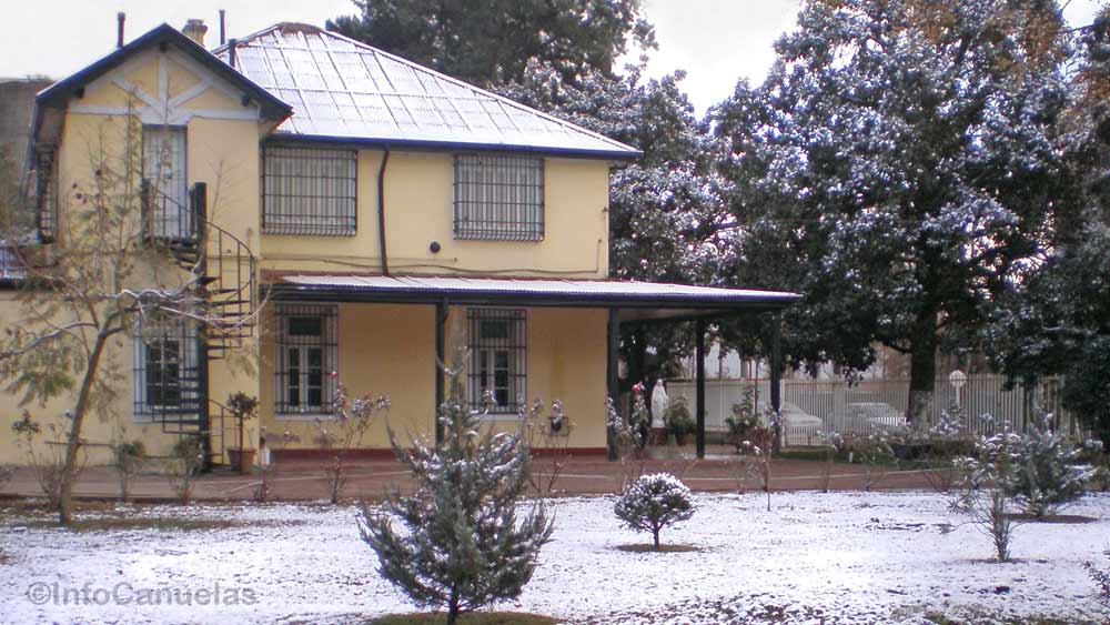 El colegio durante la histórica nevada del 9 de julio de 2007. Foto: Elena Etchevers. Archivo InfoCañuelas.