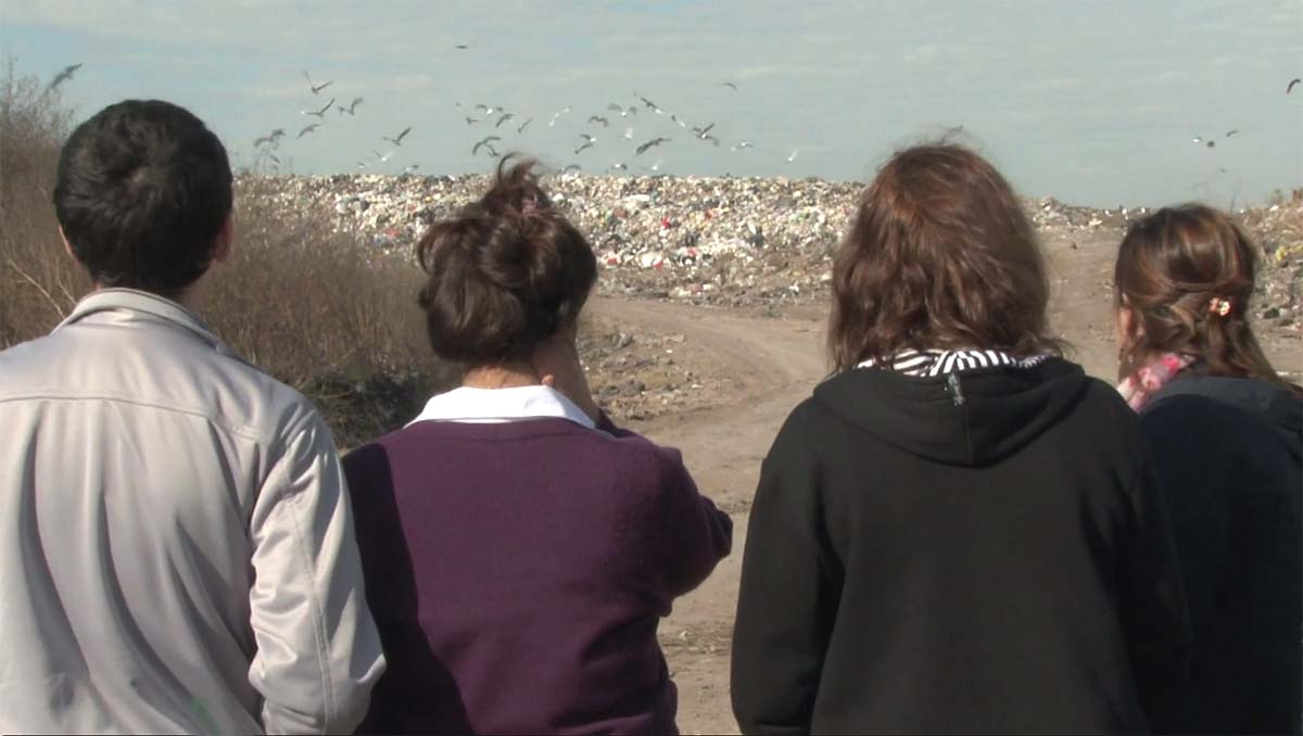 En el episodio 2, alumnos de El Jacarandá recorren el basural de la Ruta 6.