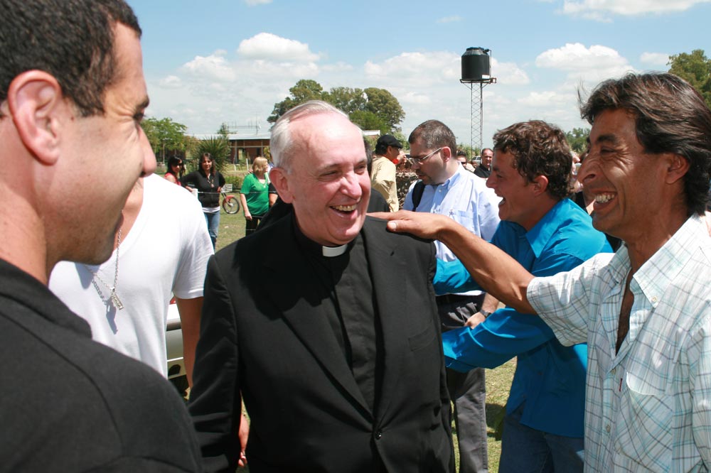 Bergoglio, recibido por los residentes de la granja Revivir. Foto Germán Hergenrether / Archivo InfoCañuelas