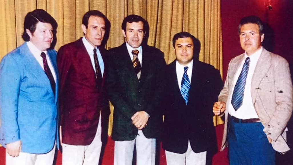 Fantino, en el centro, junto a Álvarez (bandoneón), Clérici (glosas), Vilán (piano) y Barcia (contrabajo), antes de una presentación en el Club Cañuelas en 1979. Foto cortesía Fabiana Banegas.