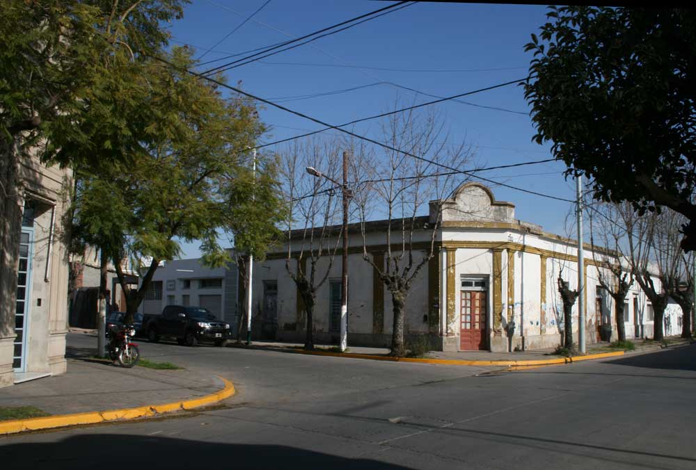 La esquina donde funcionó el comercio de la familia Fantino. Foto Germán Hergenrether / Archivo InfoCañuelas.