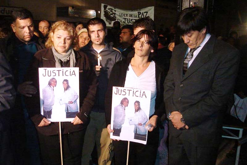 Una de las marchas de 2006 para pedir el esclarecimiento del crimen. Foto Germán Hergenrether / Archivo InfoCañuelas.