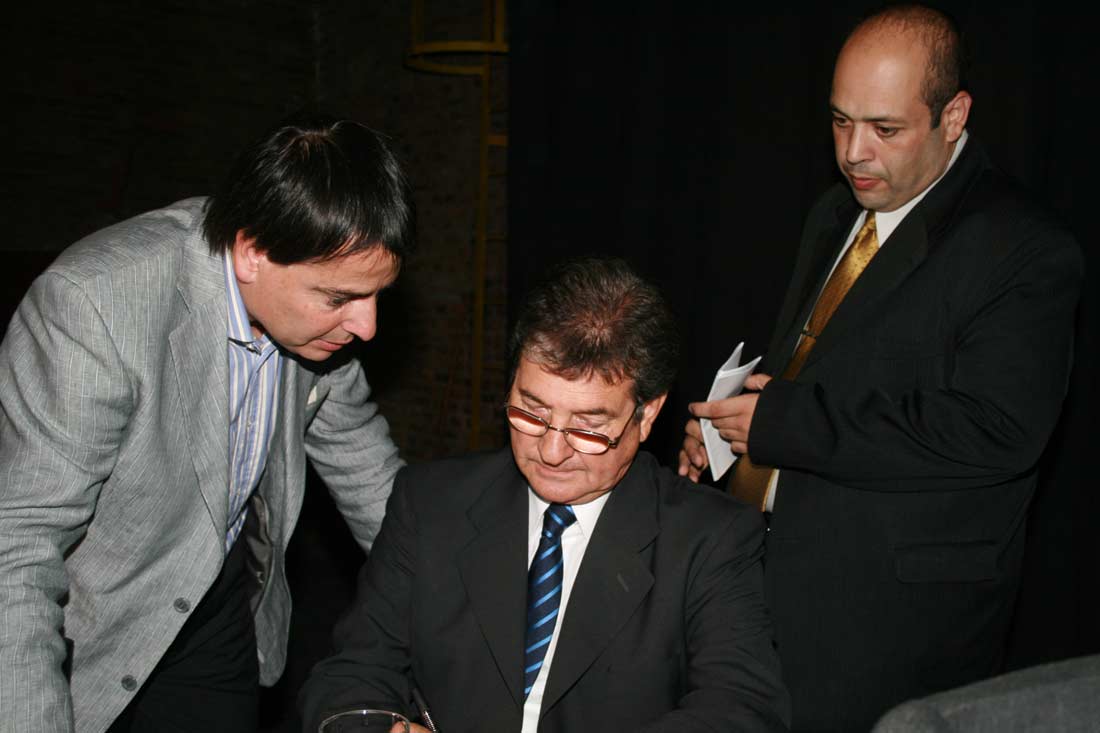 Fernández Meire estaba presente en todos los aspectos de la gestión. En la imagen, dándole indicaciones al presidente del Concejo Deliberante y su antecesor en el cargo del Hospital Cuenca, Salvador Egitto. Archivo InfoCañuelas.