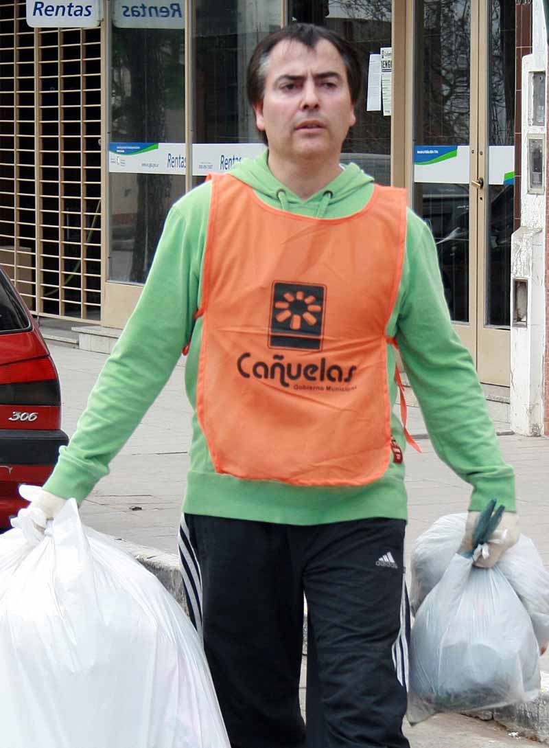 Fernández Meire juntando residuos junto a Gustavo Arrieta y Marisa Fassi durante un paro de recolectores. Archivo InfoCañuelas.