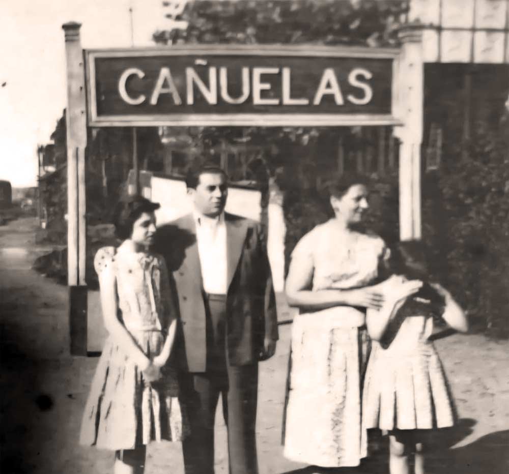 Ana María Cúneo (tapándose los ojos) junto a sus tíos y su hermana Lidia en la estación de Cañuelas, 1955.