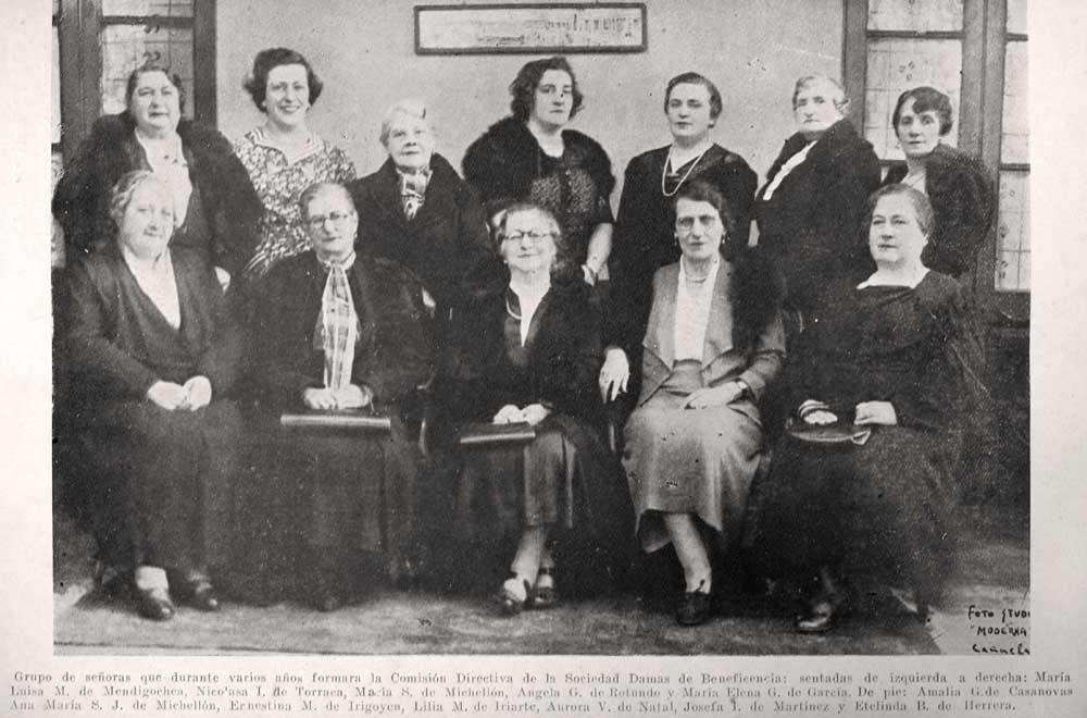 La comisión de Damas que concretó la apertura del Hospital. Foto de Moisés Czesler publicada en la revista Blanco y Colorado, noviembre de 1945.