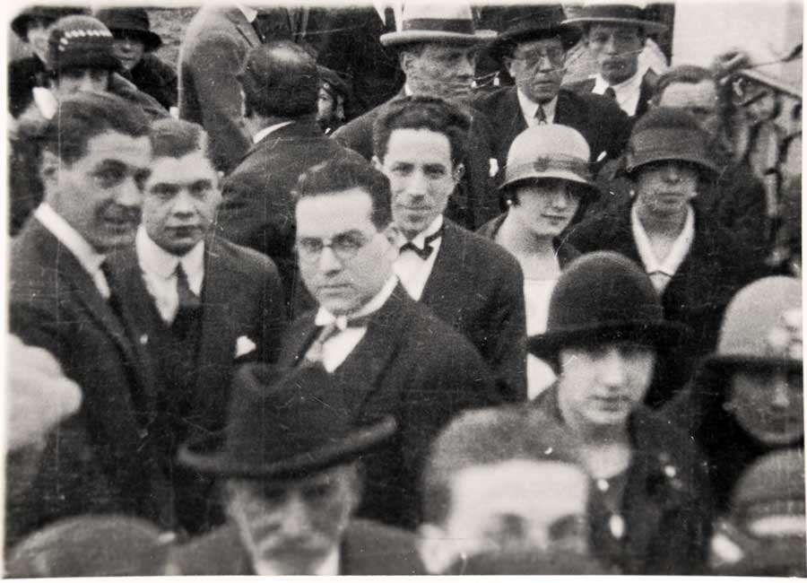 Un joven Carlos Vega (en el centro) durante la fiesta inaugural del Hospital Mitre. Foto Colección Oraldo Giatti.