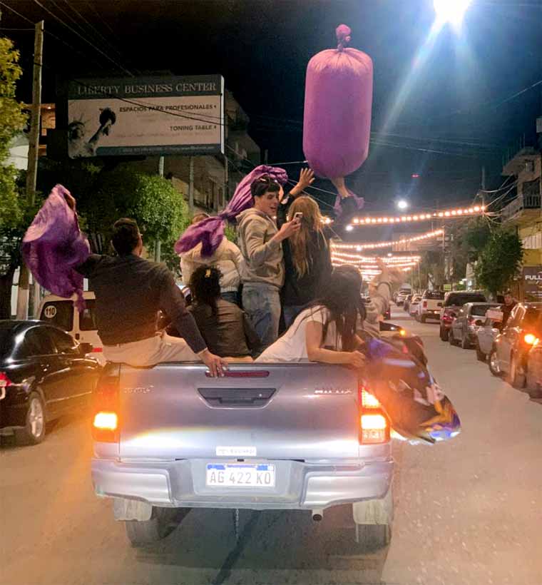 Festejo por las calles del centro.