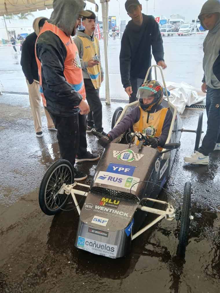 El auto superó la revisión técnica realizada durante la lluviosa jornada del viernes.