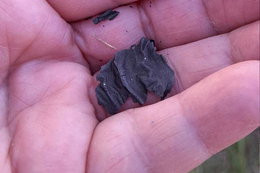 Restos de carbón que llovieron sobre San Vicente.