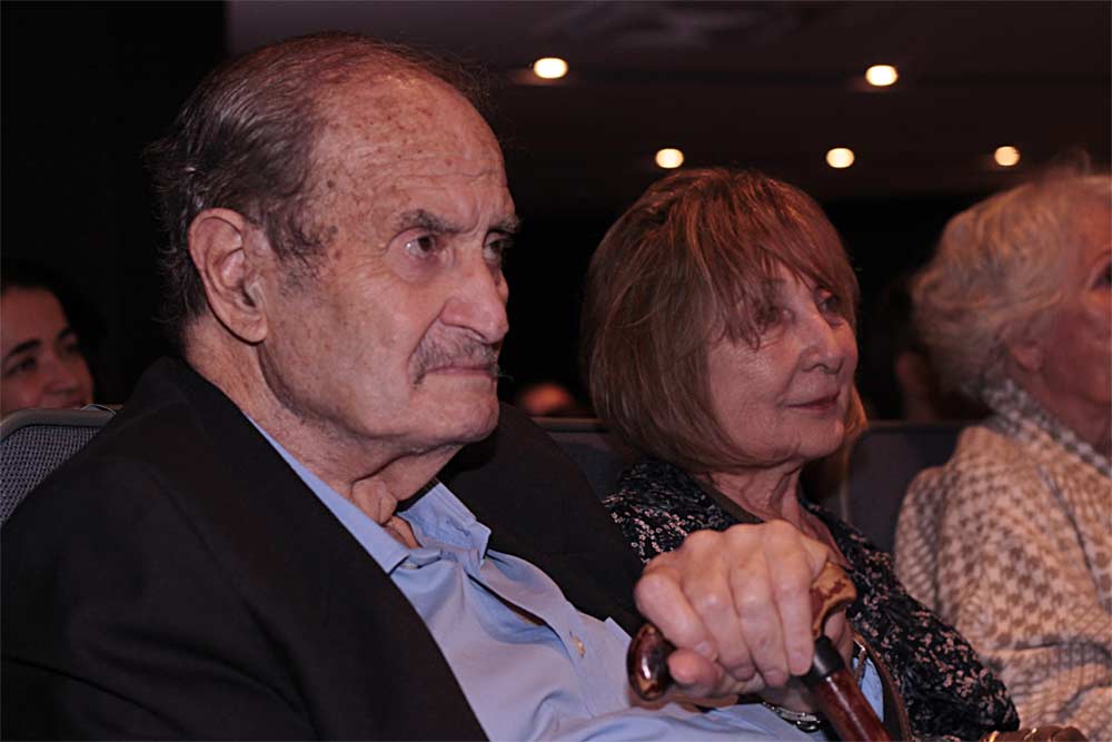 Carlos Moreno junto a su esposa en el aula magna de la Universidad Maimónides.