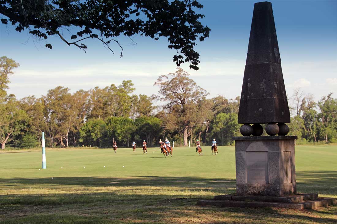 El monumento a la primera exportación nacional de trigo, testigo del primer partido de polo.