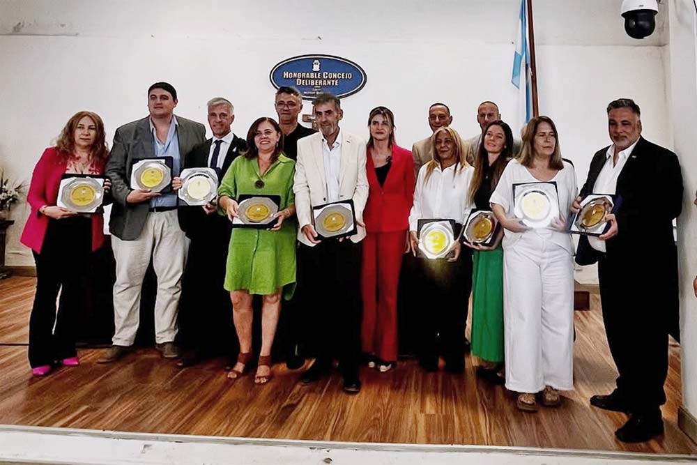 La foto de los concejales salientes con Marisa Fassi y Gustavo Arrieta: Carolina Torrilla, Iturmendi. Cruz, Natalia Blasco, Cid Menna, Pérez Armari, Flavia Guardia, Fernanda Rojo, Valeria Ríos y Fernando Abdo.