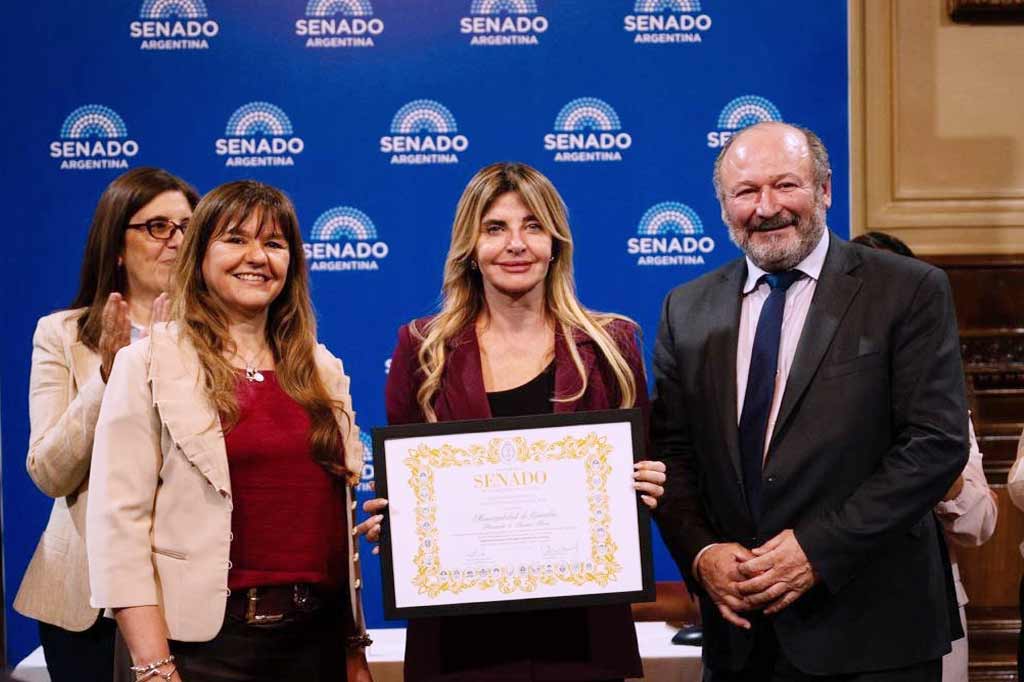 Marisa Fassi recibió el diploma otorgado por la Comisión de Asuntos Municipales.