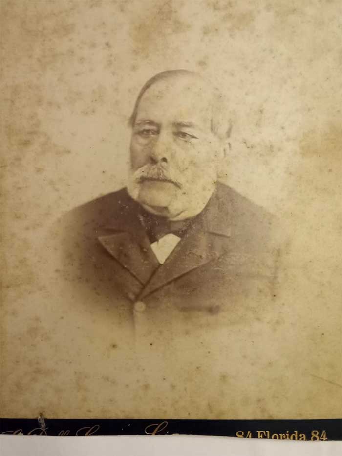 La única foto que se conserva del Dr. Manuel Acuña. Fue tomada en el estudio de la calle Florida 84. Gracias al historiador fotográfico Abel Alexander podemos saber que la dirección corresponde al reconocido fotógrafo Enrique Della Croce y Cía., tomada c. 1884.
