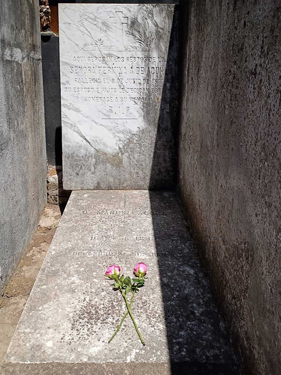 La tumba de Acuña y su esposa en el cementerio de Cañuelas.