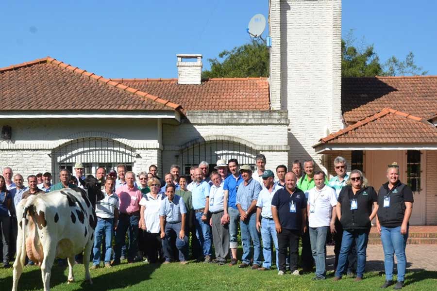 Un encuentro de productores realizado en el chalet principal de Campazú. En el centro, tomándose las rodillas, aparece el empresario Marcelo Porcel. Foto: Asociación de Criadores de Holando Argentino (ACHA).