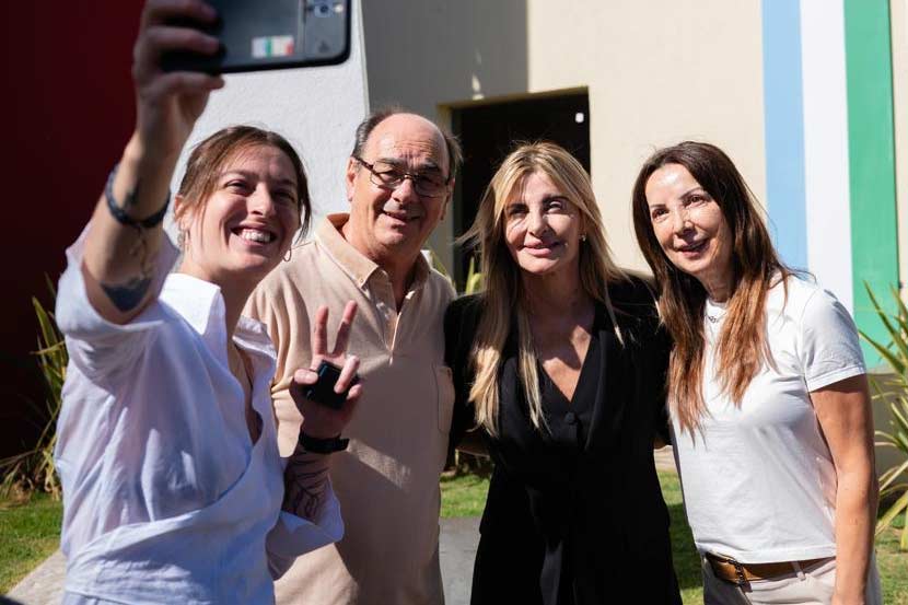 Agustina Casamayouret, nueva subsecretaria de Arte y Comunicación Urbana, en una selfie con la Intendente y sus padres.