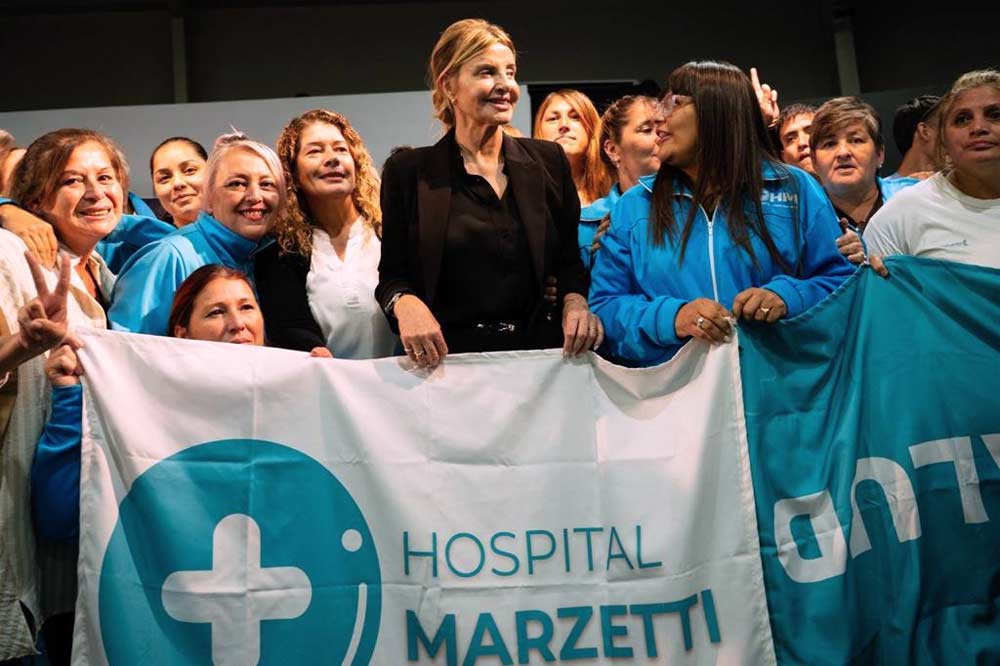 Marisa Fassi junto a personal del Hospital Marzetti.