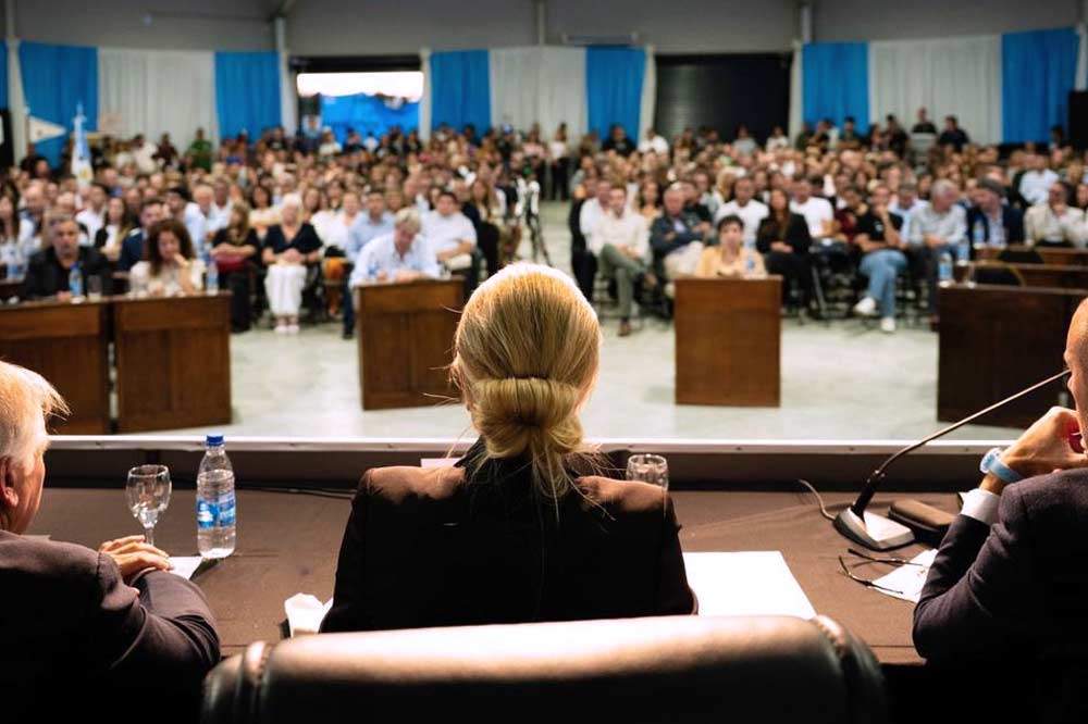 Marisa Fassi frente a los bloques -uno vacío- en el auditorio del MAG.
