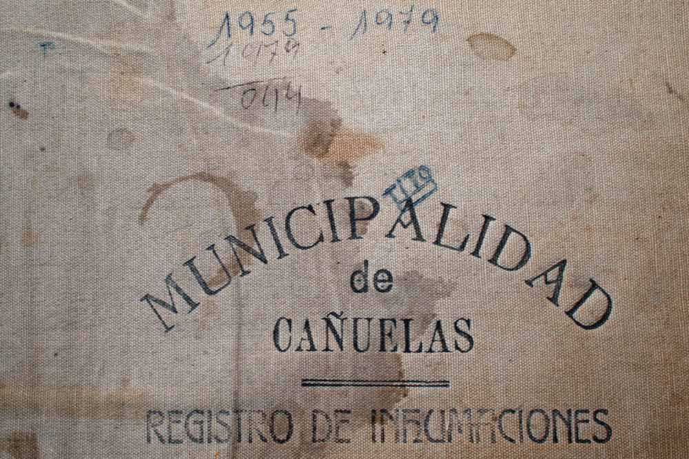 El Libro de Inhumaciones del Cementerio local. Archivo InfoCañuelas.