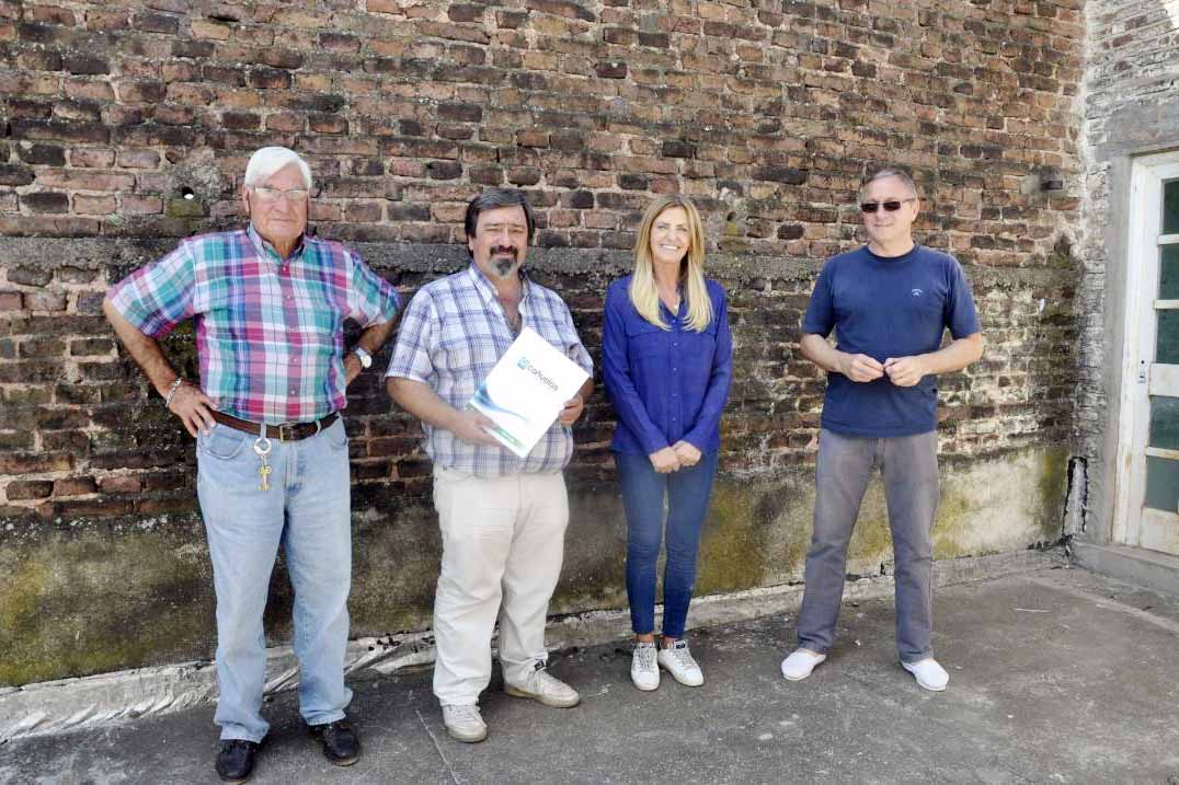 Alberto Della Corte en marzo de 2017, recibiendo un subsidio de la Municipalidad para la refacción del Teatro. Archivo InfoCañuelas.