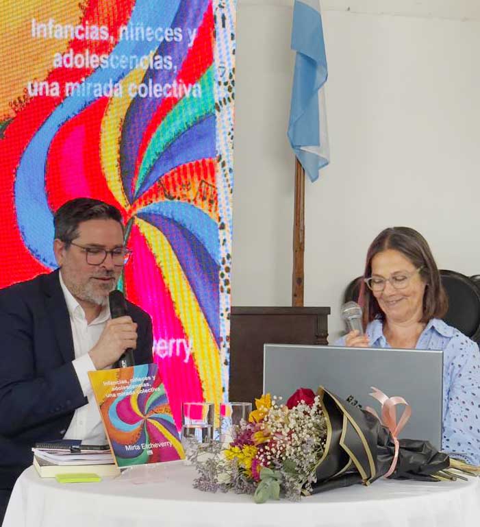 Alfredo Gómez y Mirta Etcheverry en 2025, durante la primera presentación del libro en el salón Manuel Belgrano.