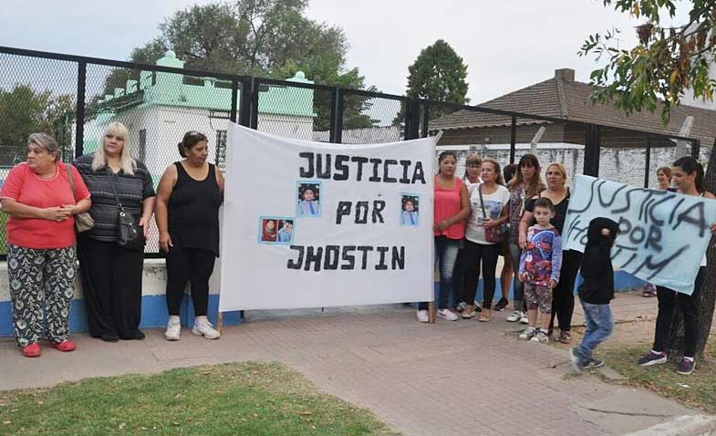 Sonia, la mamá de Jhostin, reclamando justicia frente a la pileta Santa Marta, en enero de 2018. Archivo InfoCañuelas.