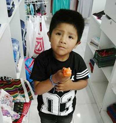 Jhostin Condori en el comercio de ropa de su mamá. Falleció poco tiempo después de su llegada a la Argentina.