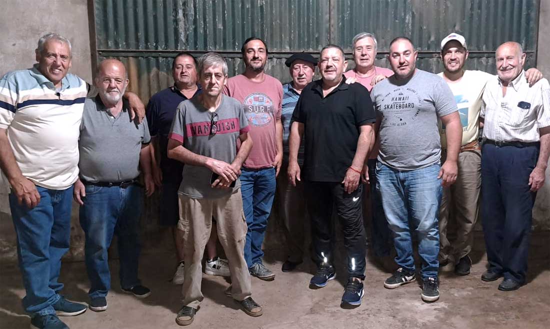 Beto Riva en el centro del grupo de AVAC.