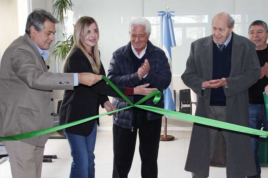 Gastón O’Donnell, Marisa Fassi, Hugo Scipioni y el rector Emérido en el corte simbólico de cintas.
