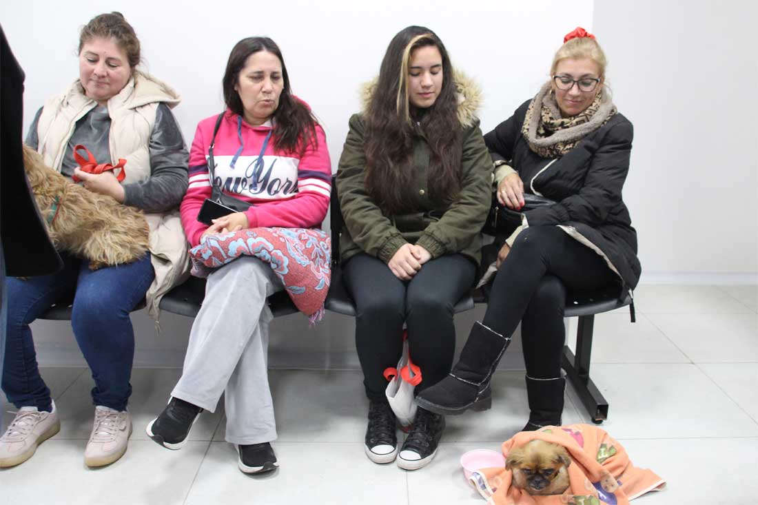 Vecinos de Cañuelas en la sala de espera del nuevo centro asistencial.