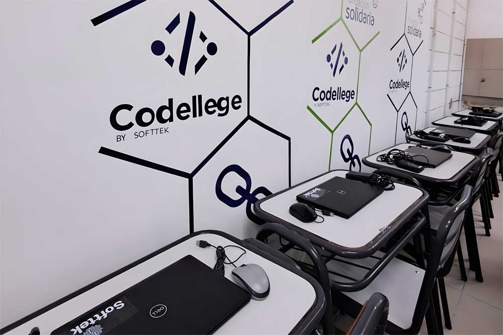 Computadoras y periféricos del nuevo espacio tecnológico de la Media 1.