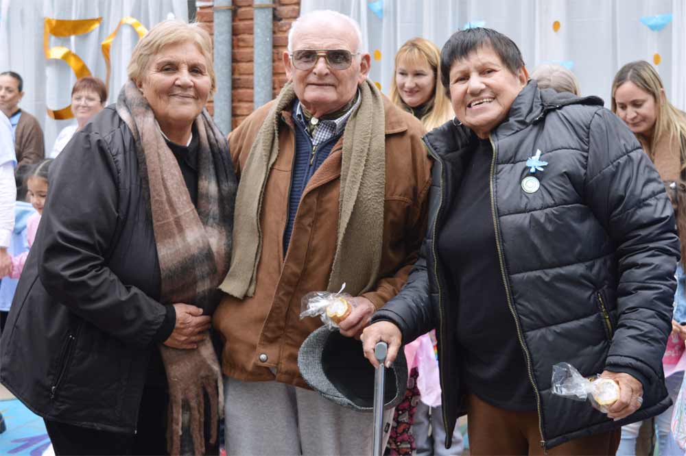 Graciela Prado, Aníbal Cattáneo y Olga Matreló, vecinos que trabajaron por la creación del Jardín. Foto: Jorge Meji.