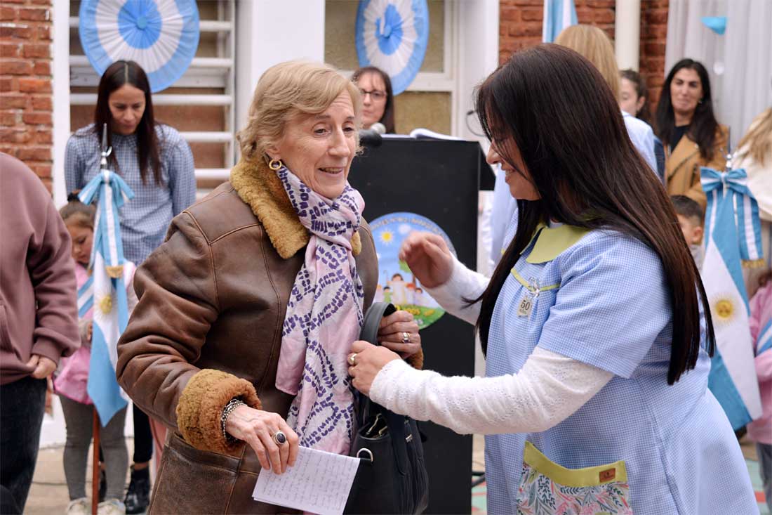 Isabel Rasmussen, directora en los años 80, junto a la directora actual. Foto: Jorge Meji.