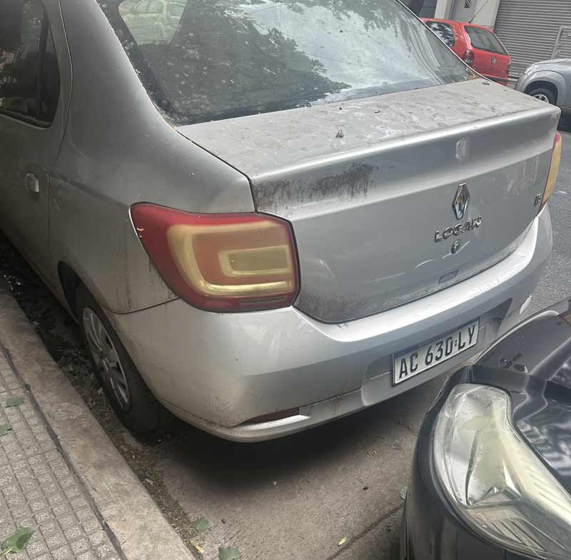 El Renault Logan de Cañuelas abandonado en CABA.