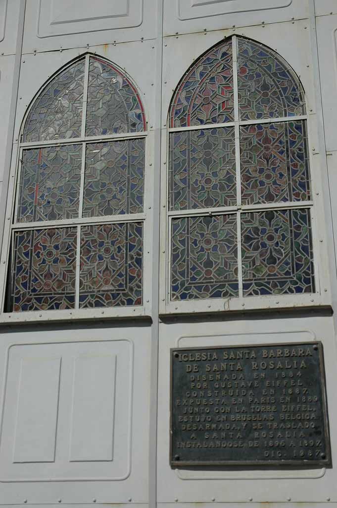 Placa que resume la historia de la singular iglesia metálica.