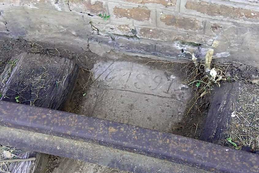 La fecha de construcción de la mesa grabada en la mampostería de la pared circular.