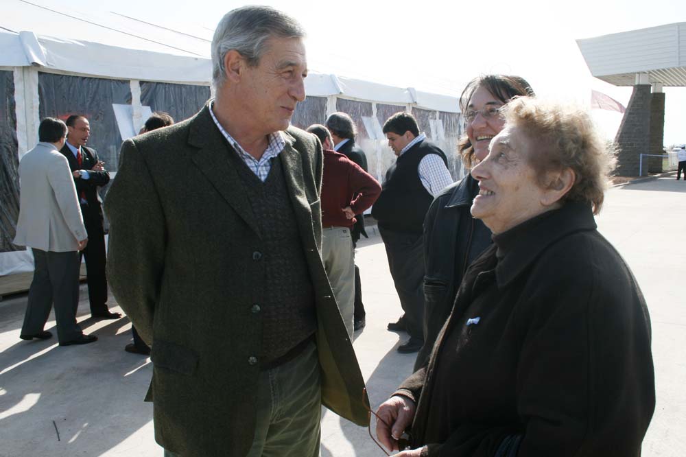 Josefa Bottaro de Oppizzi conversa con el intendente de Lobos, Gustavo Sobrero, durante la inaguración del Parque Industrial Cañuelas. Foto: Germán Hergenrether / Archivo InfoCañuelas.