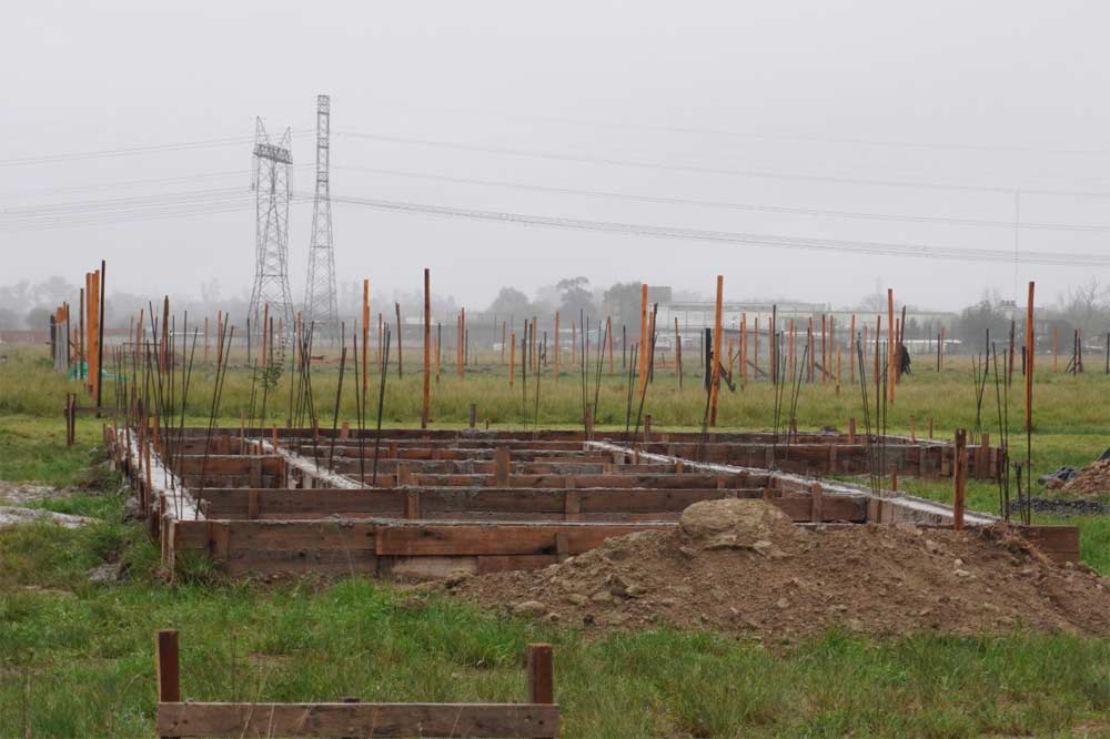 Una de las primeras construcciones que se inició en el campo, cerca de las torres de alta tensión.